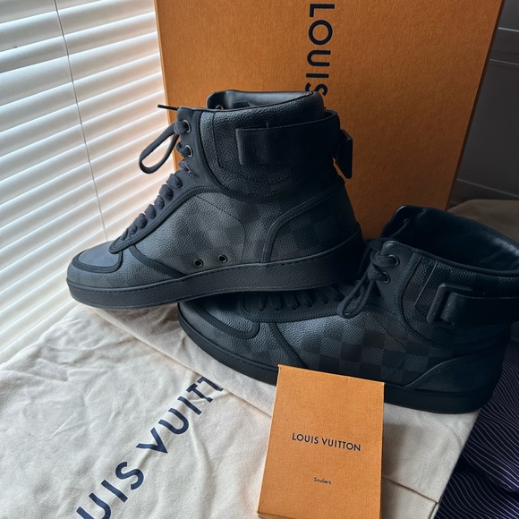 The Rivoli sneaker boot is a sleek hi-top in LV iconic Damier Graphite canvas. - Picture 3 of 8